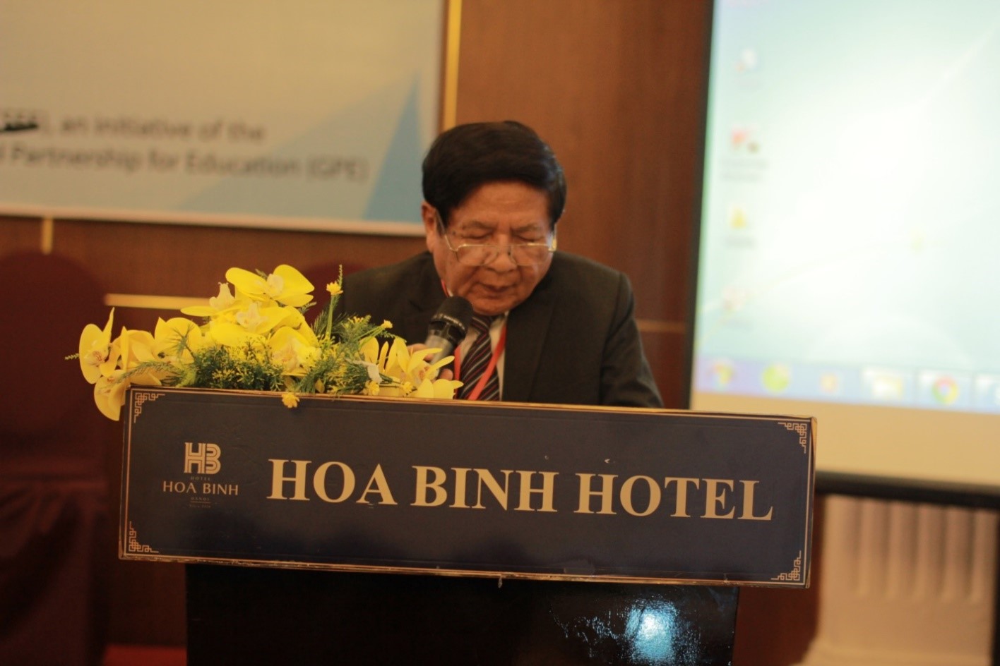Ông Trần Xuân Nhĩ – Chủ tịch Hiệp hội Vì Giáo Dục Cho Mọi Người Việt Nam phát biểu khai mạc cuộc họp.
