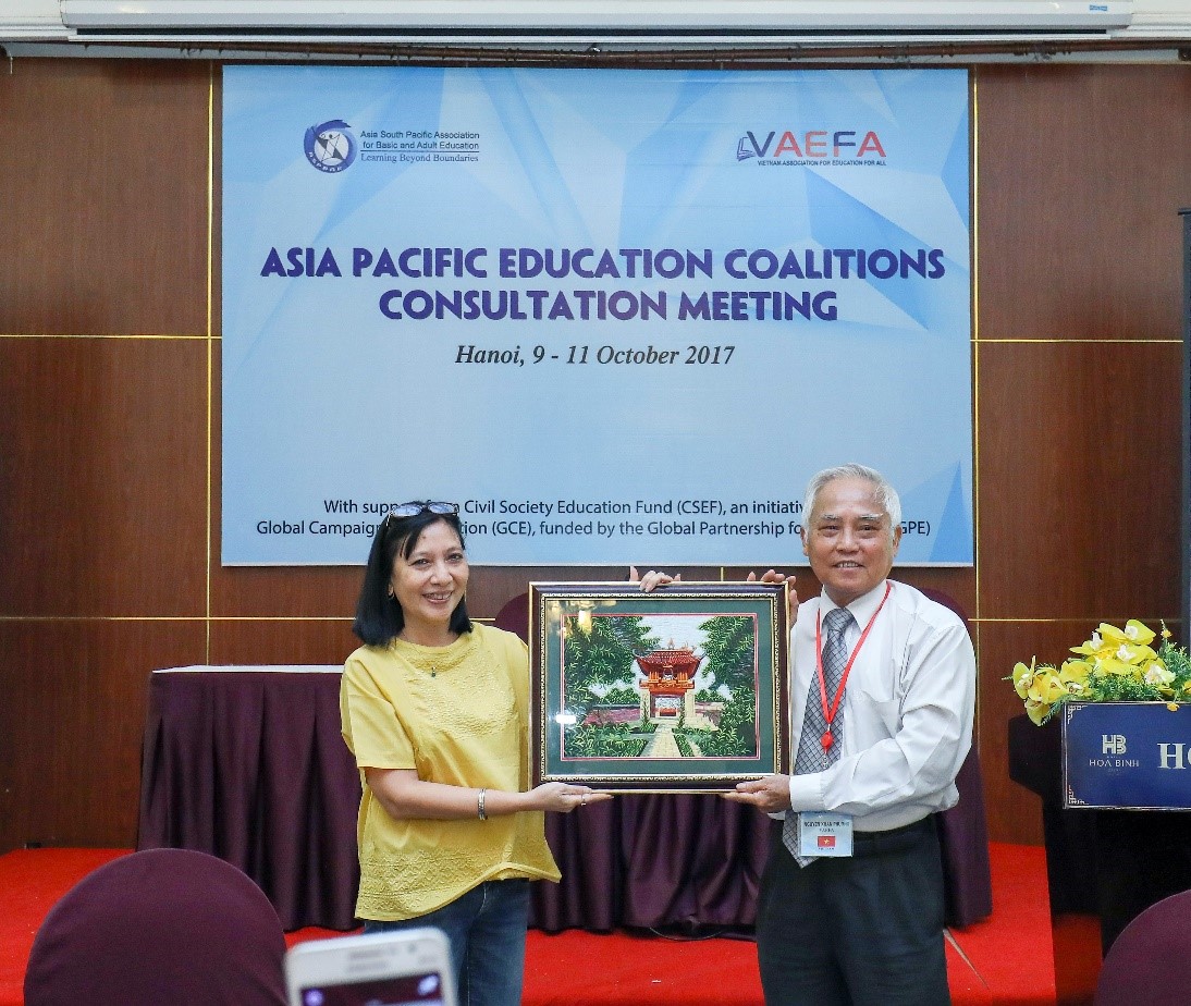 Ông Trần Xuân Phương – phó chủ tịch VAEFA trao quà lưu niệm cho bà Maria Khan – Tổng thư ký ASPBAE.