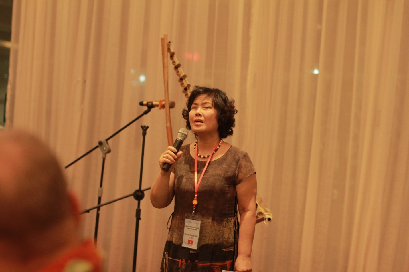 Bà Vũ Thị Thanh Hoa – Trưởng ban Quan hệ Quốc tế phát biểu trong buổi tiệc chiêu đãi các đại biểu tham dự cuộc Họp.