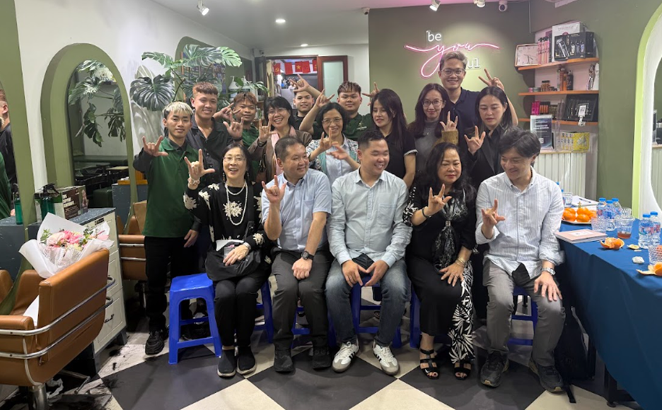 Ảnh tập thể của đoàn đến thăm cùng các bạn học viên tại DNXH Thành Nguyễn