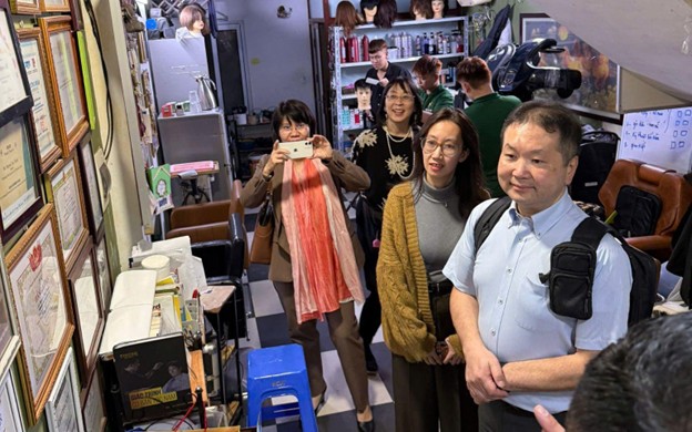 Hình ảnh đoàn giáo sư Nhật bản thăm quan không gian của DNXH Thành Nguyễn