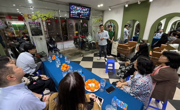 Anh Nguyễn Thái Thành đang trình bày bài giới thiệu về DNXH Thành Nguyễn