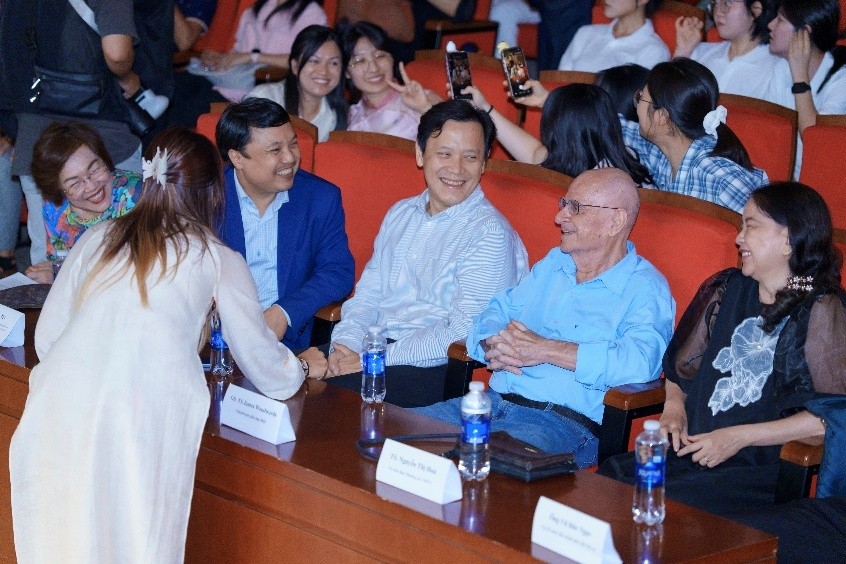 Hơn 400 người cùng “kết nối bằng đôi tay”