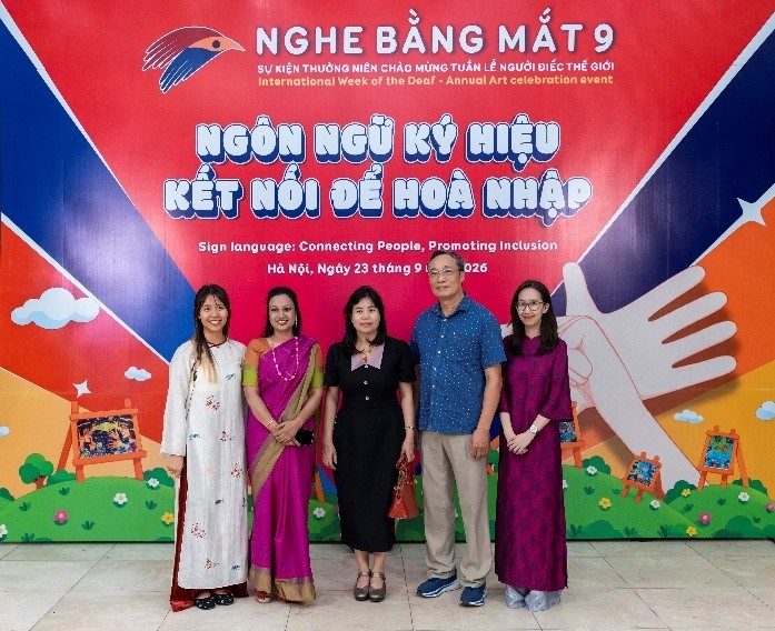 Hơn 400 người cùng “kết nối bằng đôi tay”